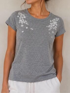 Abercrombie & Fitch Gray Embroidered Floral Tee - Size XS